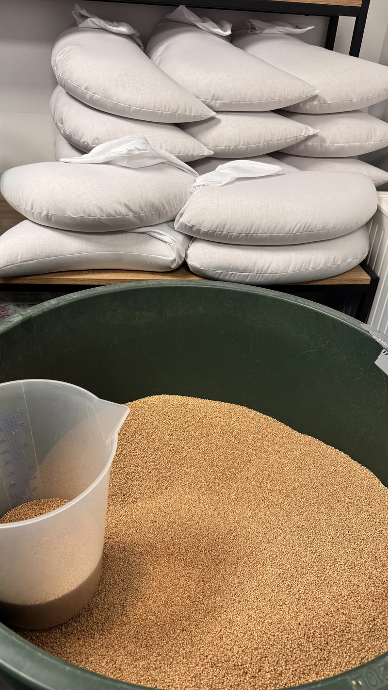 Bio-Hirsespelz Befüllung der Kissen-Inletts per Hand in Braunlage - Gamaswelt Manufaktur | Gamaswelt